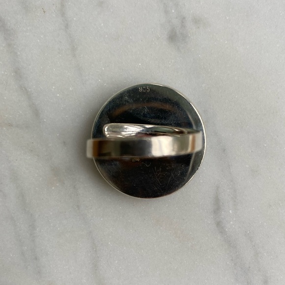 Sterling Silver Black and White Shell Ring Size 5.5 - Picture 4 of 4
